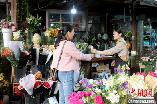 天顺娱乐：鲜花消费日常化 中国年轻人把春天“带回家”