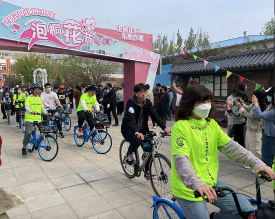 天顺娱乐：共享单车车篮里开出鲜花 北京亦庄迎来泡桐花盛宴